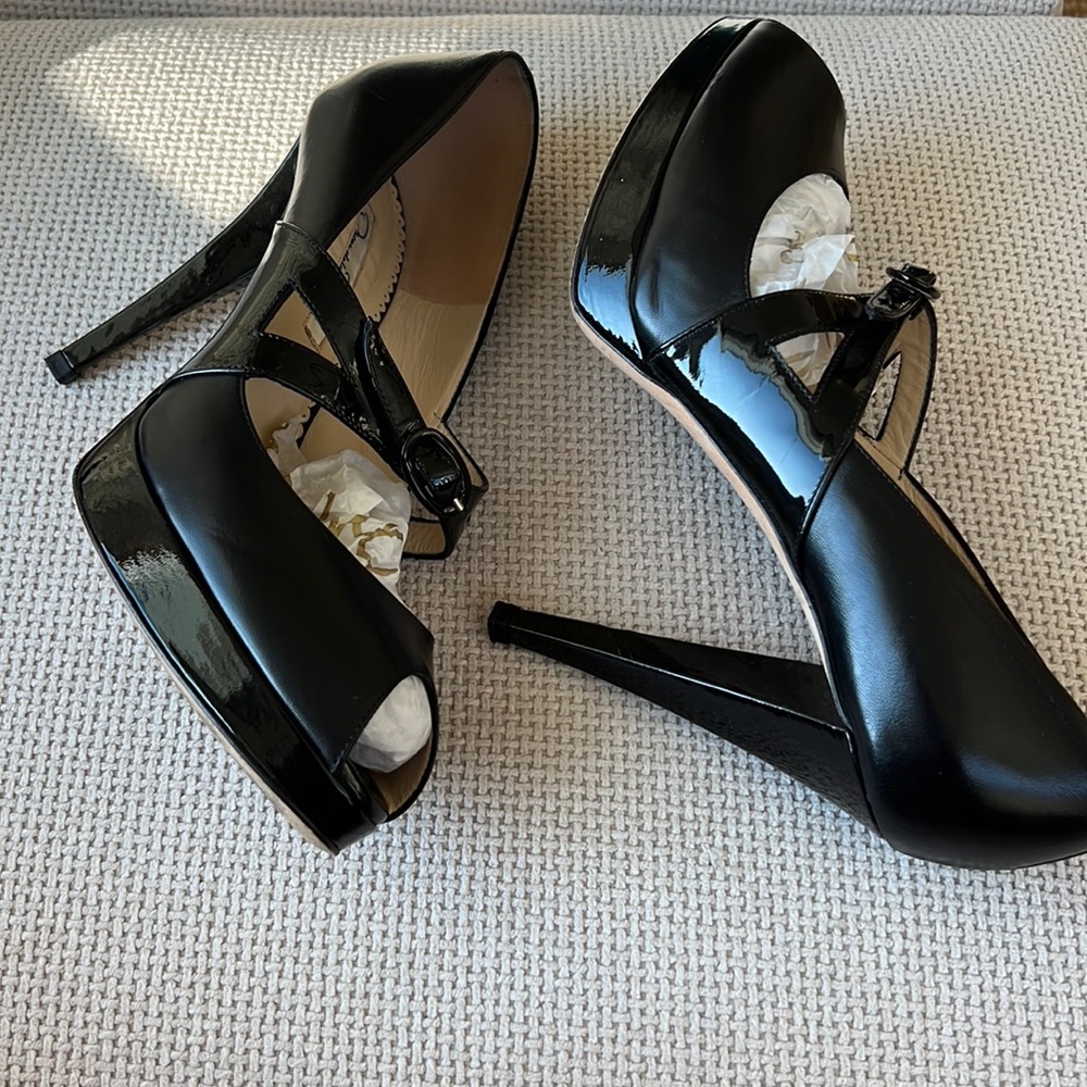 Oscar de la Renta black leather and patent peep toe heel SZ 38